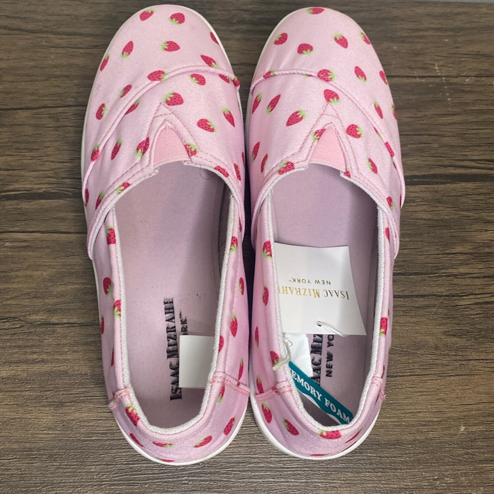 Isaac Mizrahi NWT Size 7 Pink with Strawberry Flat Slip On